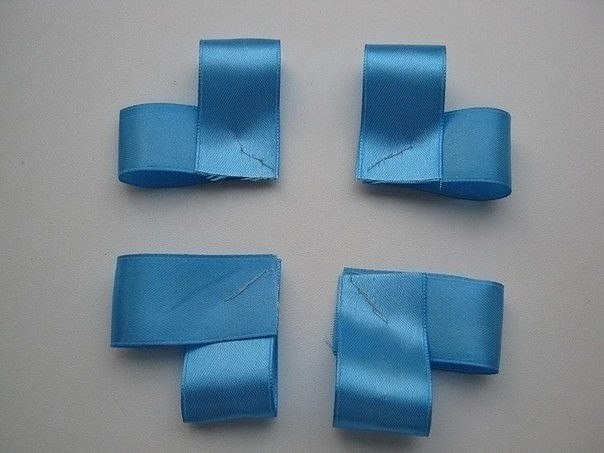 Брошь из атласных лент