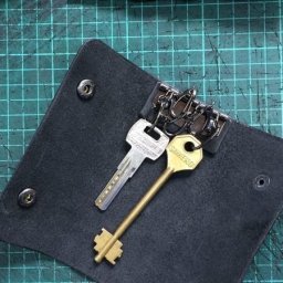 Делаем ключницу из кожи