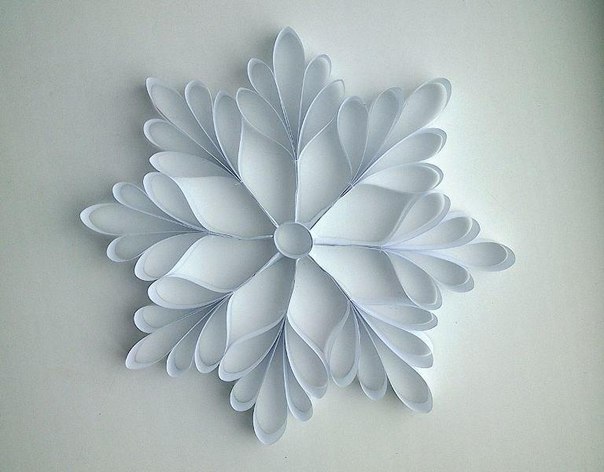 Новогодняя идея для украшения своей комнаты объемными снежинками Новогодняя идея для украшения своей комнаты объемными снежинками