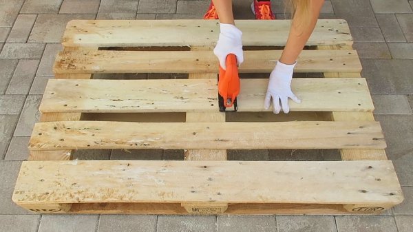 Винтажный журнальный столик для наследников голубой крови