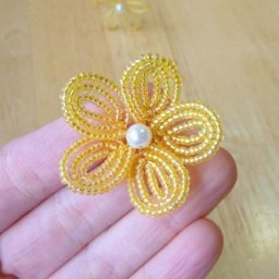Цветочек из бисера
