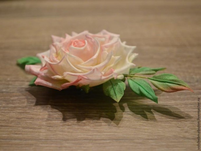 Роза из шелка