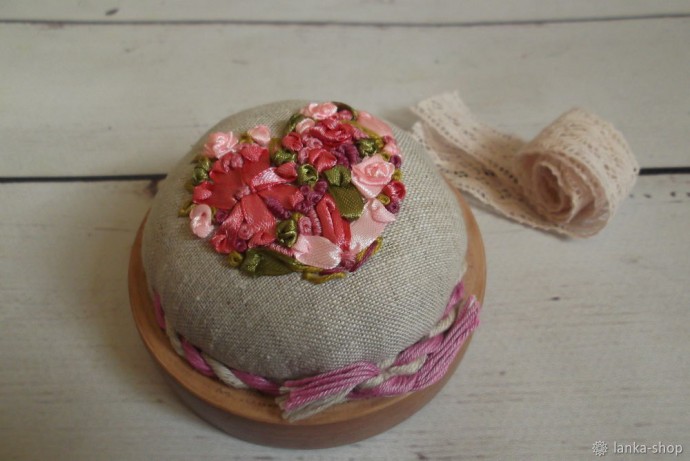 Игольница с вышивкой