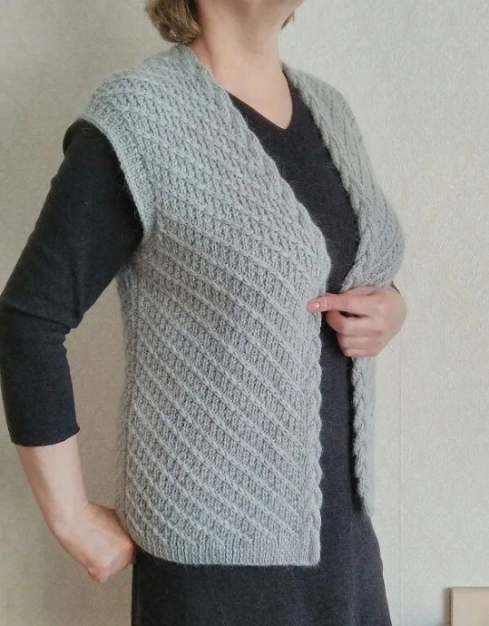 Женский жилет спицами узором диагональ Женский жилет спицами узором диагональ