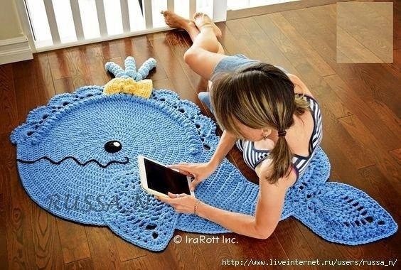 ​Вязаный коврик "Голубой кит"