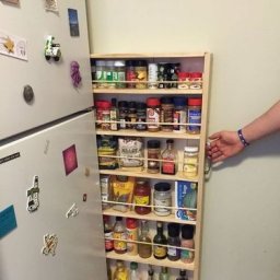 Интересная идея для кухни: выдвижная полка за холодильником