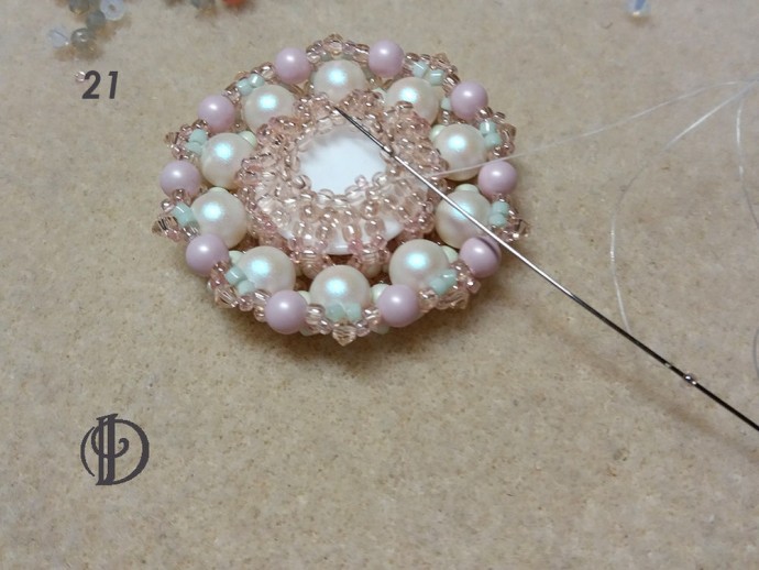 Лунная брошь с кабошоном-лунасофтом Лунная брошь с кабошоном-лунасофтом