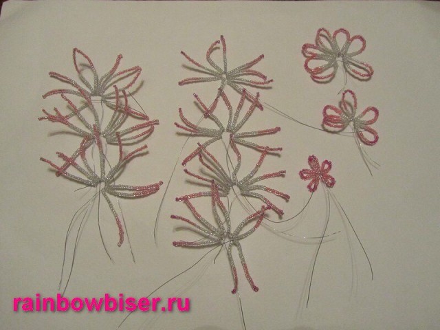 Необычный цветок из бисера