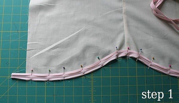 Обработка криволинейного низа изделия косой бейкой