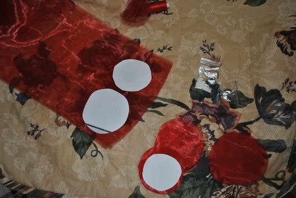 Алые маки на футболке