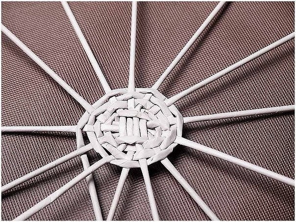 Делаем корзинку из газетных трубочек