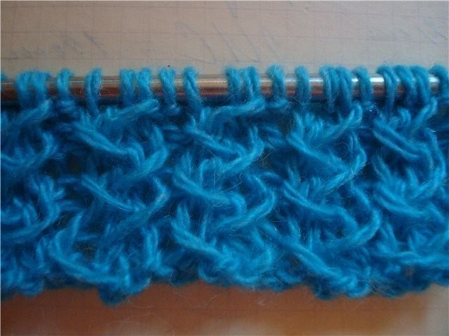 Красивый и очень простой узор спицами для теплого берета