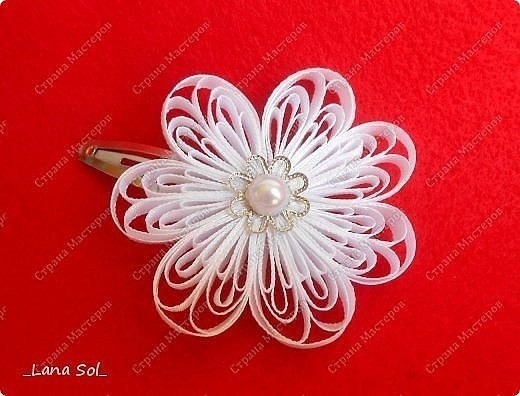 Цветочек из тонкой атласной ленты