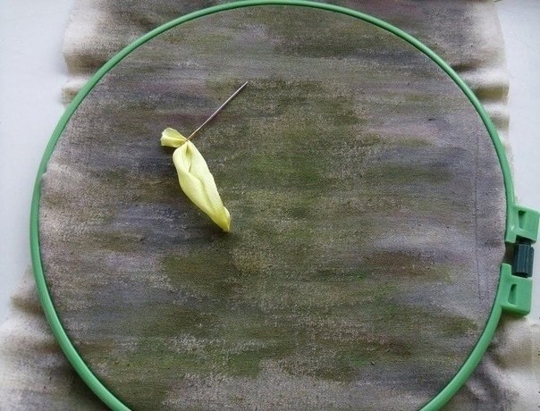 Вышиваем нарциссы лентами