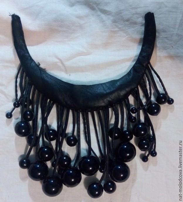 Колье из кожаного шнура и бусин