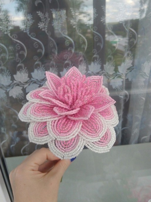 Большой цветок из бисера