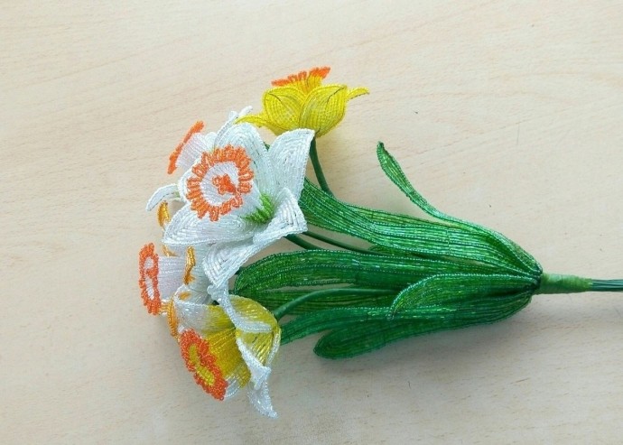 Весенняя композиция из бисера и рубки