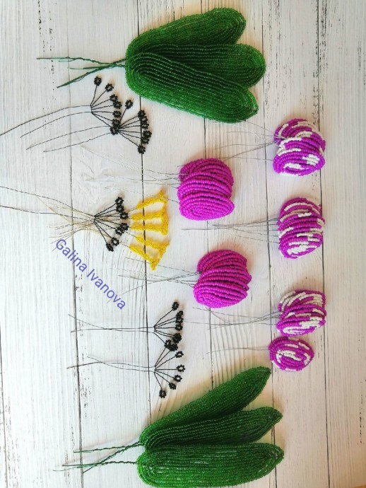 ​Лиловые цветочки из бисера