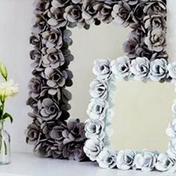 Рамка для зеркала с украшениями из картонных лотков