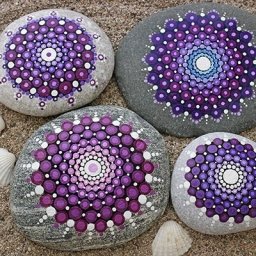 Разукрашиваем камни: мандала