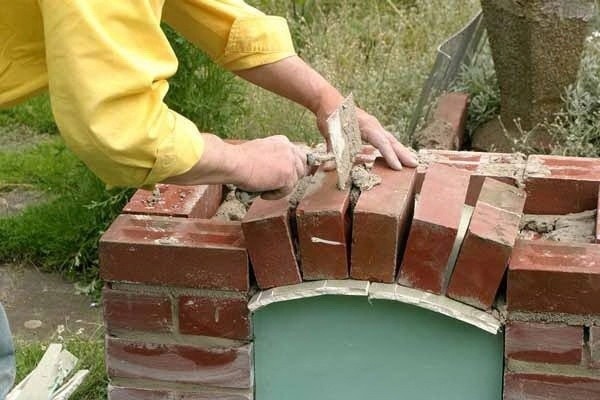 Простой стационарный мангал из кирпича своими руками