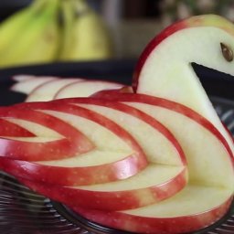 Лебедь из яблока