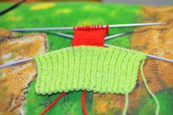 Вяжем клубничные пинетки