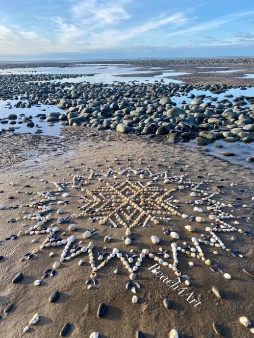 Невероятные произведения искусства из природных материалов на берегу