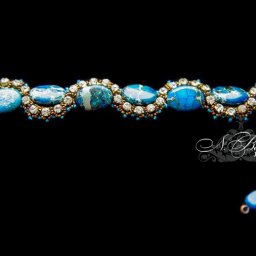 Браслет с яшмой в технике плетения по стразовой ленте