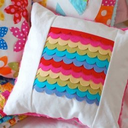 Радужная подушка с волнообразным узором