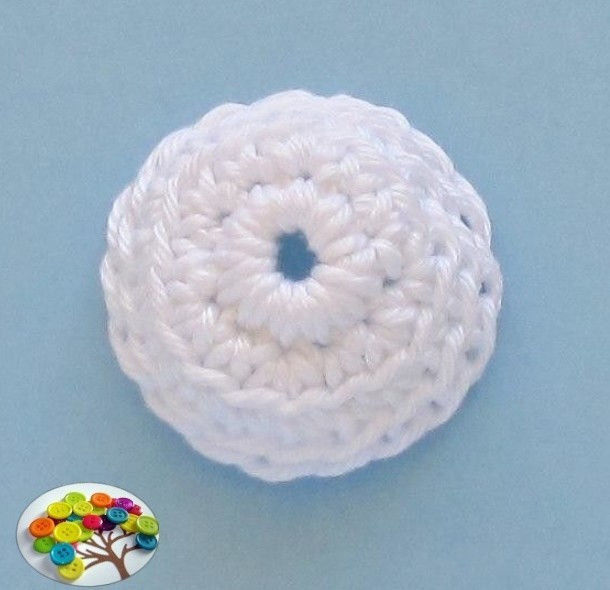 Нежный и красивый цветок крючком