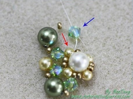 Очаровательный браслет из бисера