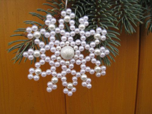 Плетенные из бусин снежинки Плетенные из бусин снежинки