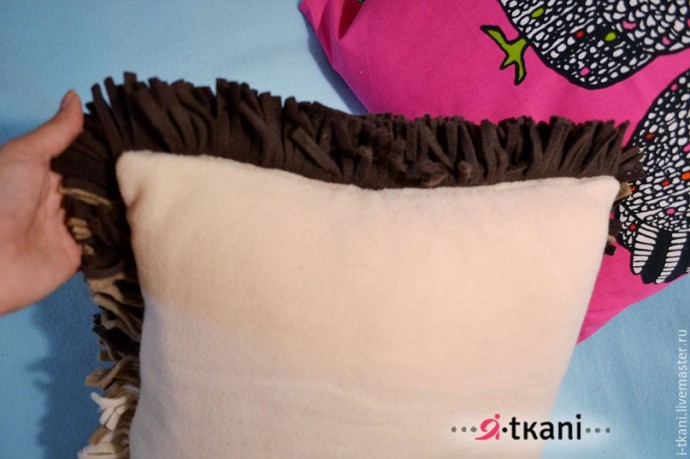 Шьём пушистую подушку из флиса