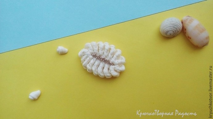 Своеобразная сумка с декором из ракушек и морских звезд