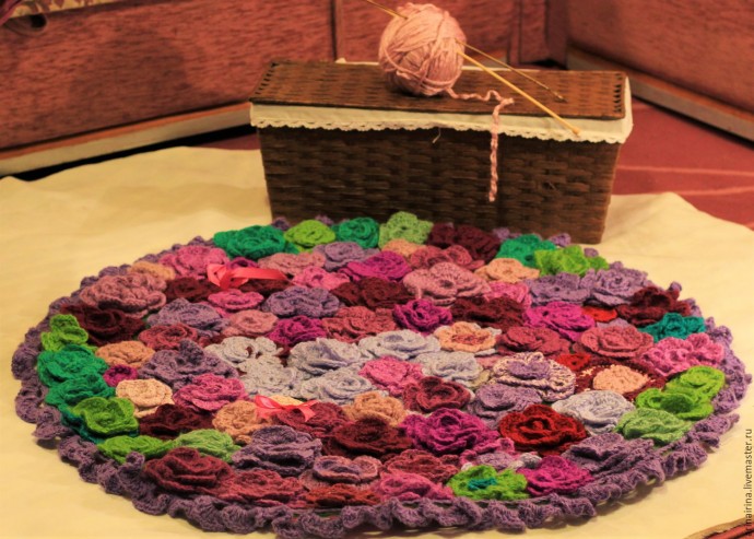 Восхитительные коврики из вязаных розочек