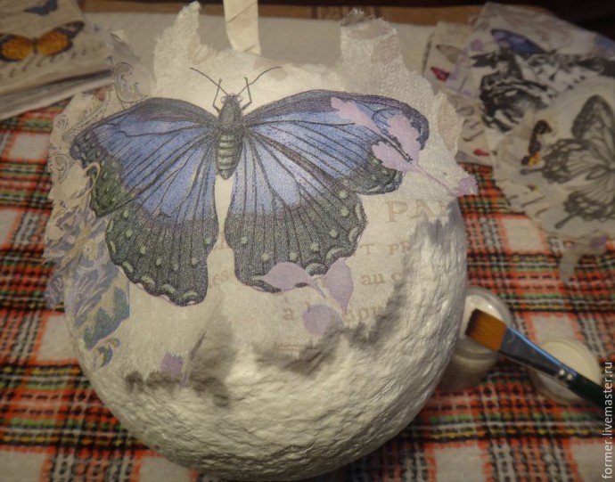 Большой декоративный шар из папье-маше