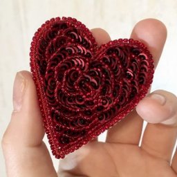 Сердце из бисера и пайеток