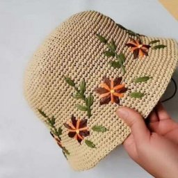 Вязаная шляпка с вышитыми цветами