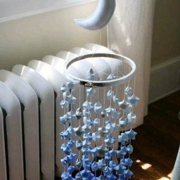 Мобиль с бумажными звёздами счастья