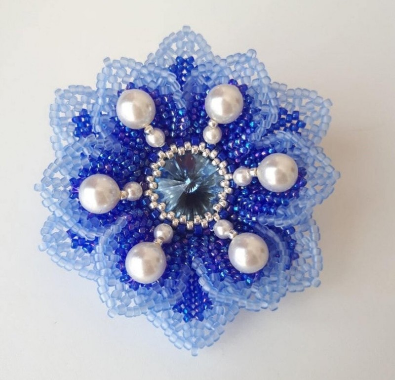 Очень красивый цветок из бисера