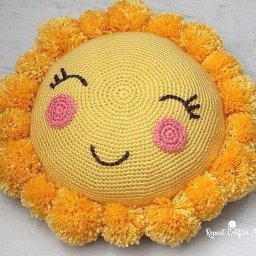 Жизнерадостная подушка-солнышко