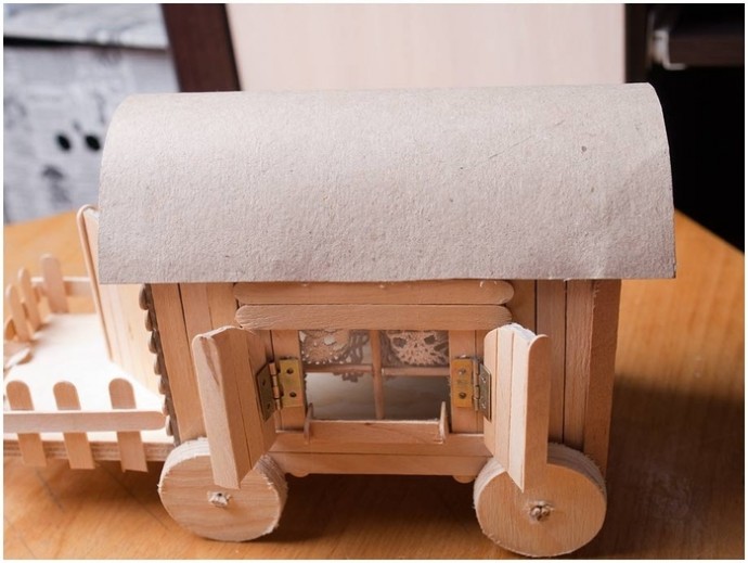 Домик на колесах из картона и палочек от мороженого