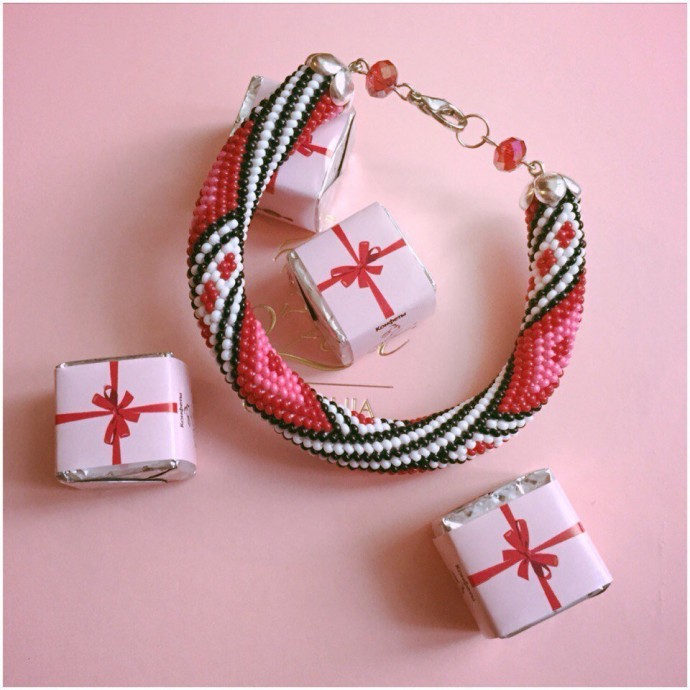 Яркий жгут с геометричным узором