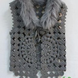 Жилет с меховой отделкой