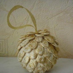 Украшение из тыквенных семечек