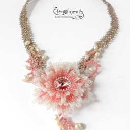 Цветок в технике ндебеле