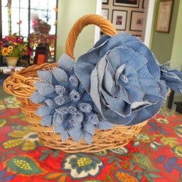 Цветы из старых джинсов