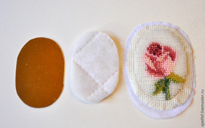 Маленькая брошь с вышивкой