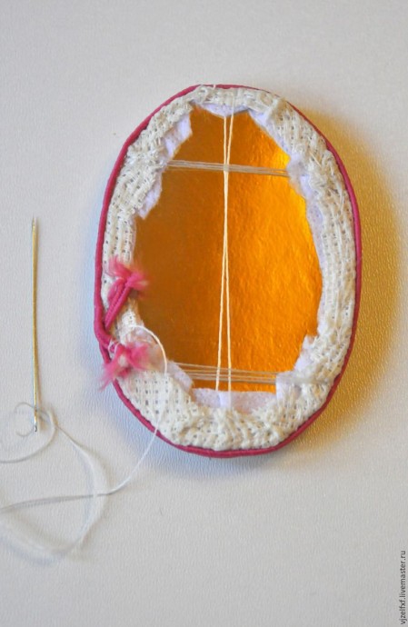 Маленькая брошь с вышивкой